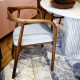 Fauteuil CORVO - Bois de noyer massif & assise Gris chiné